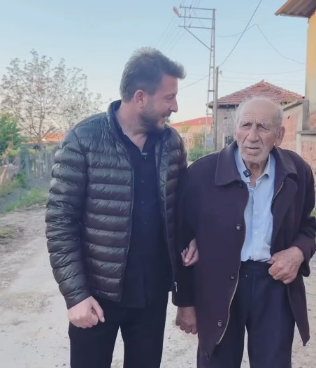 Köy belgeseli video kapağında yaşlı bir kişi ve KOSDER temsilcisi